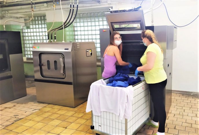 Szpitalna pralnia przerabia nawet 2 tony rzeczy dziennie! Dwie nowe wielkie pralki były bardzo potrzebne.
