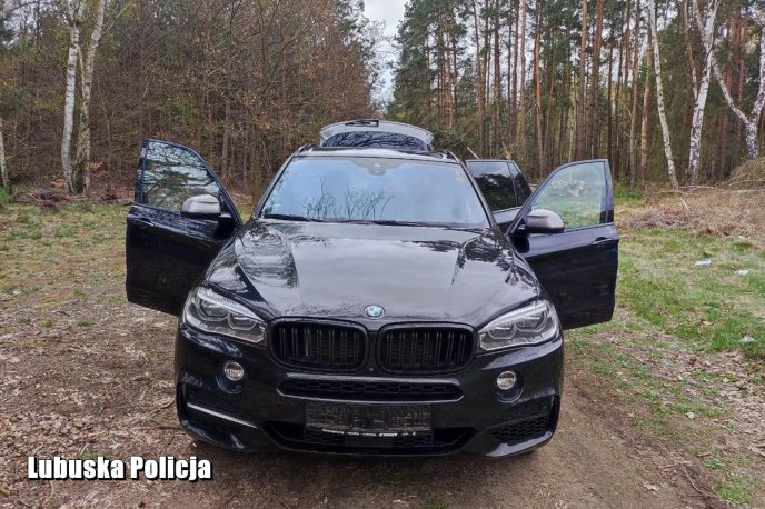 BMW X5 wartości ponad 200 tysięcy złotych odzyskane przez policjantów z Gubina.
