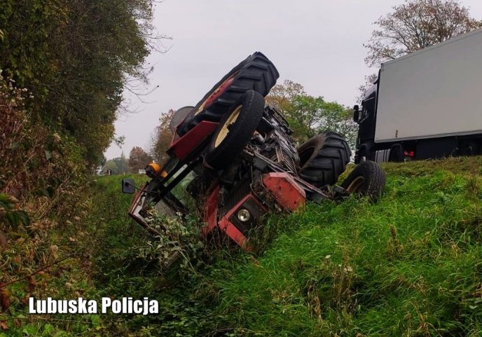 Pijany traktorzysta wpadł do rowu i dachował – miał prawie 2 promile.