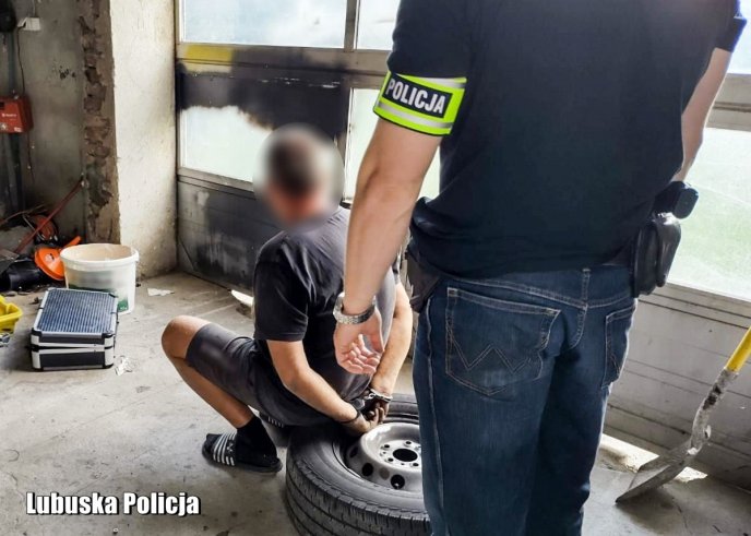 Paserzy zatrzymani na gorącym uczynku. 22-latek był poszukiwany Europejskim Nakazem Aresztowania.