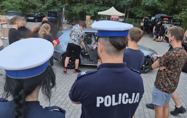 Policjanci zapobiegli tragedii i pomogli mężczyźnie, który znalazł się w niebezpiecznej sytuacji zagrażającej jego życiu.